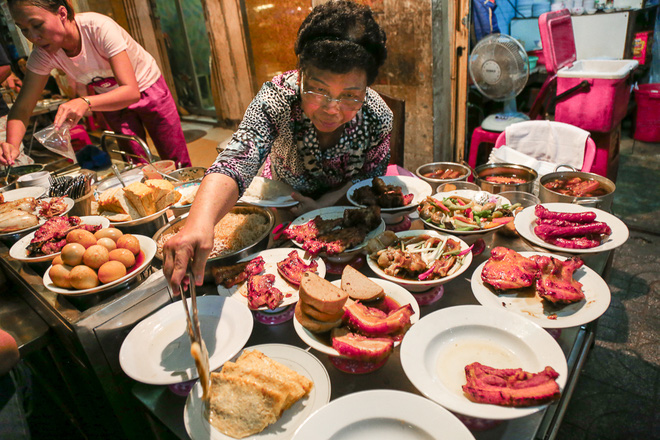 Gần 100.000 đồng/đĩa nhưng cơm tấm bà Bảy “lưỡi lam” 30 năm vẫn hút khách Sài Gòn mỗi đêm - Ảnh 2.