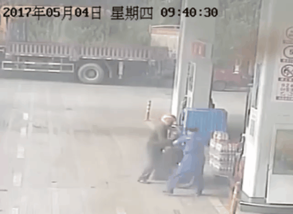 Trung Quốc: Người đàn ông châm lửa đốt xe máy giữa trạm xăng rồi nhảy vào biển lửa tự sát - Ảnh 2.