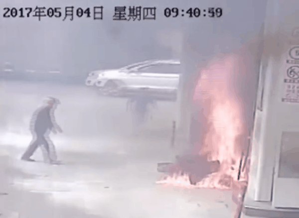 Trung Quốc: Người đàn ông châm lửa đốt xe máy giữa trạm xăng rồi nhảy vào biển lửa tự sát - Ảnh 3.