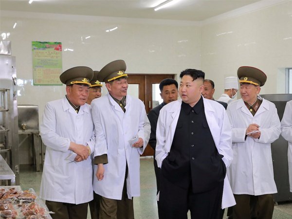 Vì sao ai vây quanh Kim Jong Un cũng cầm sổ tay? - Ảnh 2.