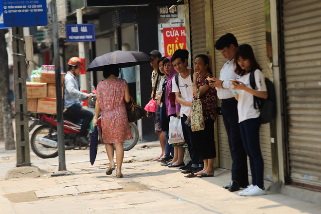  Muôn kiểu trốn nắng của người Hà Nội trong ngày 40 độ - ngày nắng nhất từ đầu hè đến giờ - Ảnh 1.