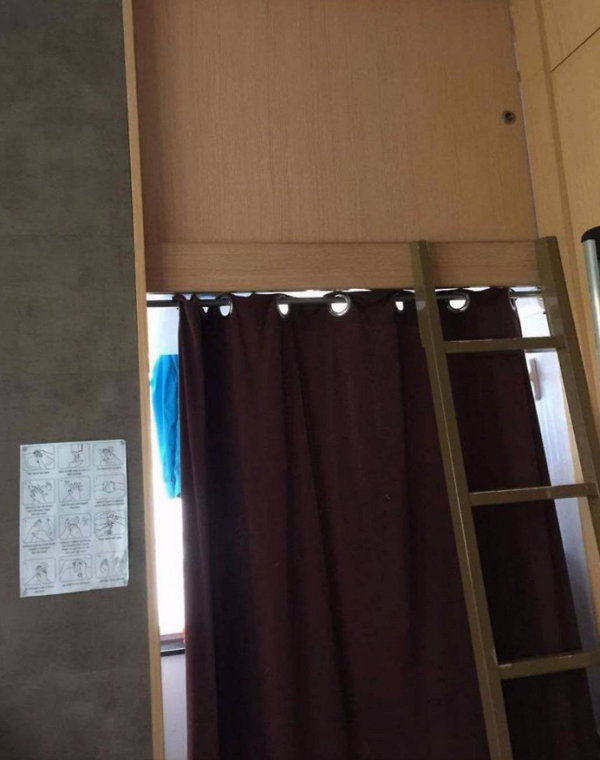 Số phận người giúp việc ở Hồng Kông: Ngủ trong nhà vệ sinh, trên nóc tủ lạnh - Ảnh 1.