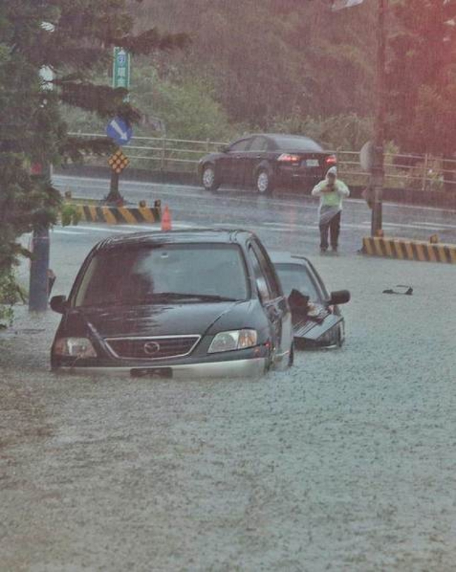 Người dân Đài Loan chật vật đối mặt với ngập úng khắp nơi bởi trận mưa lớn kỷ lục trong 17 năm qua - Ảnh 1.
