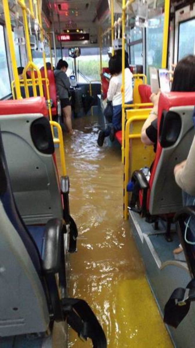 Người dân Đài Loan chật vật đối mặt với ngập úng khắp nơi bởi trận mưa lớn kỷ lục trong 17 năm qua - Ảnh 2.