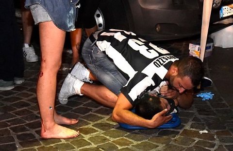 NÓNG: Nhiều CĐV Juventus đổ máu vì vụ nổ bất thường ở Turin - Ảnh 2.