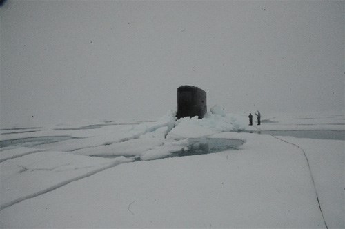Trực thăng Nga phát hiện tàu ngầm hạt nhân Mỹ gặp nạn ở Bắc Cực? - Ảnh 1.