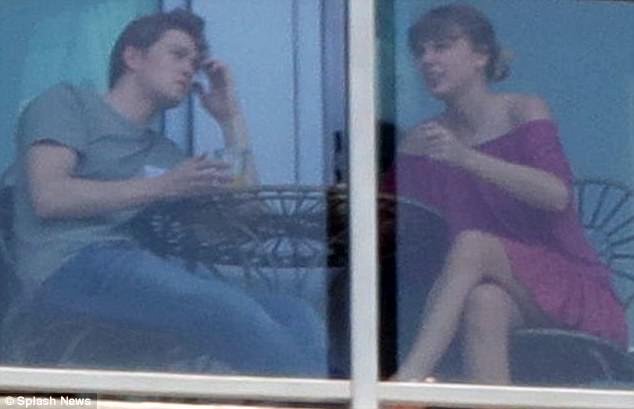 Taylor Swift lộ ảnh cười nói hạnh phúc bên bạn trai mới tại quê nhà - Ảnh 1.