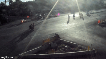 Th&aacute;i Lan: Xe m&aacute;y chở 3 bị &ocirc; t&ocirc; hất tung l&ecirc;n trời, mỗi người văng ra một hướng - Ảnh 2.