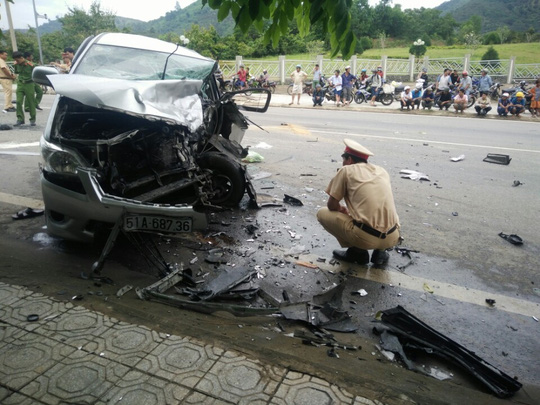 Hai &ocirc; t&ocirc; đối đầu kinh ho&agrave;ng, h&agrave;nh kh&aacute;ch văng ra đường - Ảnh 1.