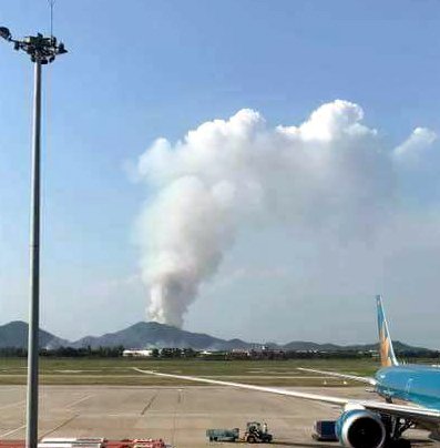 Cháy rừng ở Hà Nội, cột khói bốc cao cả trăm mét - Ảnh 1.