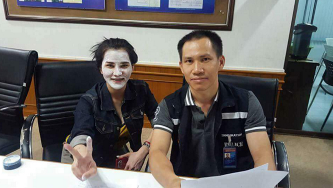Cảnh sát Thái Lan bị chỉ trích vì chụp ảnh cười đùa với nghi phạm vụ giết người gây rúng động - Ảnh 2.