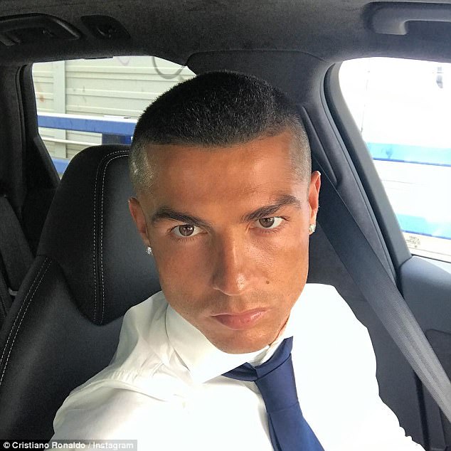 Phía sau mái tóc húi cua là một Ronaldo nói lời phải giữ lấy lời - Ảnh 1.
