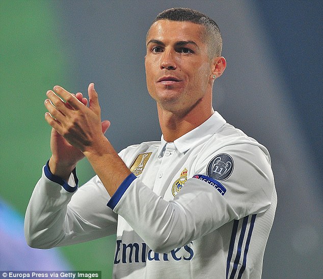 Phía sau mái tóc húi cua là một Ronaldo nói lời phải giữ lấy lời - Ảnh 2.