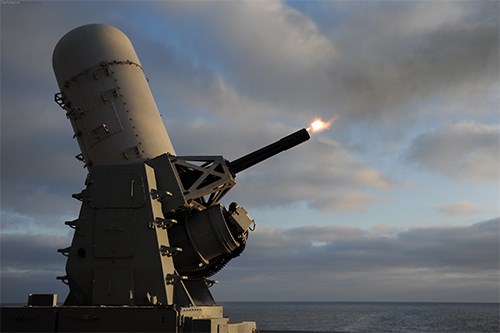 Raytheon nâng cấp hệ thống phòng thủ tầm cực ngắn trên hạm Phalanx - Ảnh 1.