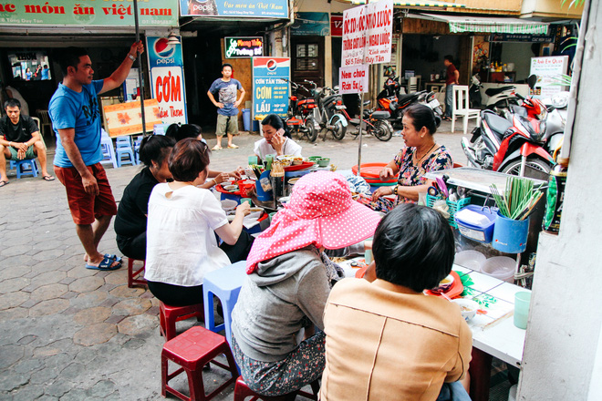 Quán ốc đặc biệt ở Hà Nội: Suốt 20 năm chủ và nhân viên không nói với khách một lời - Ảnh 2.