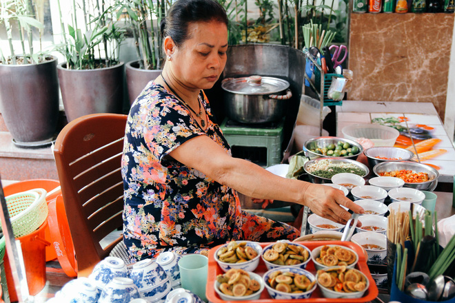 Quán ốc đặc biệt ở Hà Nội: Suốt 20 năm chủ và nhân viên không nói với khách một lời - Ảnh 3.