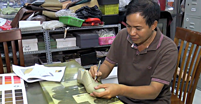 Người thợ đóng giày miền Tây 20 năm gia công cho Ý, Nhật và giấc mơ khởi nghiệp bán giày Tây xịn cho người Việt - Ảnh 1.