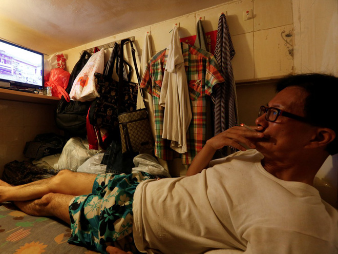 Những “ngôi nhà quan tài” rộng vài m2: Cuộc sống tù túng, ngột ngạt của hàng nghìn người dân Hong Kong - Ảnh 2.