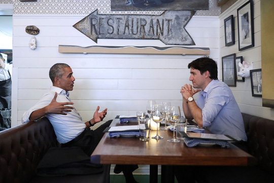 Đi nhà hàng với thủ tướng Canada, ông Obama gây sốt - Ảnh 1.