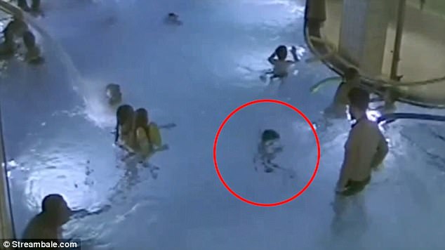 Khoảnh khắc đáng sợ bé trai 5 tuổi vật lộn vì gặp nạn trong bể bơi mà không một ai nhận ra - Ảnh 2.