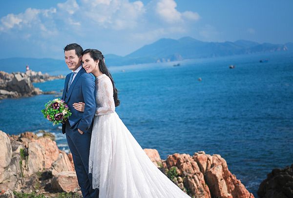 Trọn bộ ảnh cưới của đại gia mía đường làm đám cưới 10 tỷ với người đẹp Phú Yên kém 16 tuổi - Ảnh 1.
