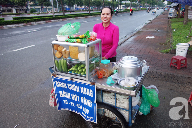 Chị bán bánh ướt lề đường dễ thương nhất Sài Gòn: Buồn hay vui cũng hết một ngày, thôi chọn vui cho sướng - Ảnh 1.