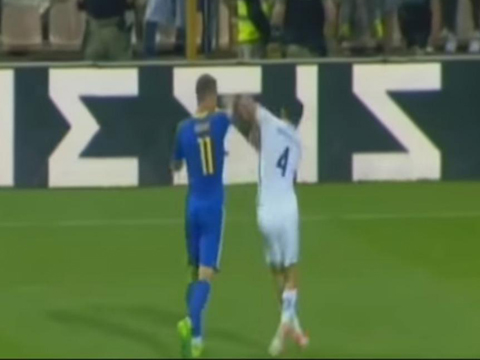 SỐC!!! HLV Bosnia lên gối, đấm gãy răng cầu thủ Hy Lạp tại VL World Cup 2018 - Ảnh 1.