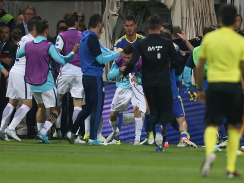 SỐC!!! HLV Bosnia lên gối, đấm gãy răng cầu thủ Hy Lạp tại VL World Cup 2018 - Ảnh 2.