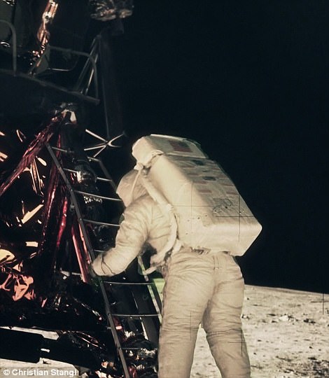 Thước phim có 1-0-2 tái hiện giây phút nín thở tàu vũ trụ NASA đổ bộ Mặt Trăng  - Ảnh 3.