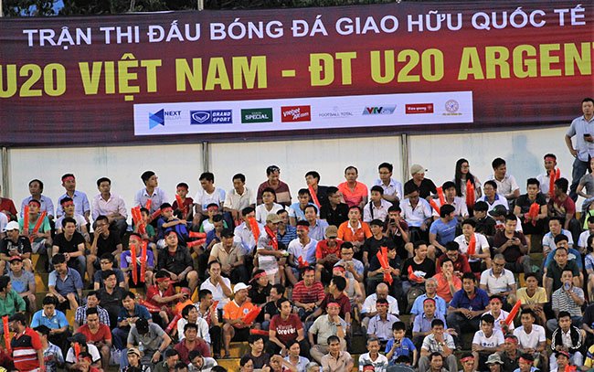 Một biểu tượng của bóng đá Việt Nam chính là đội tuyển quốc gia của chúng ta. Hãy xem hình ảnh đội tuyển Việt Nam khi họ đánh bại đối thủ và cầu xin ông trời để gặp nhiều may mắn hơn. Khóc vì hạnh phúc, khóc vì sự vui mừng của họ.