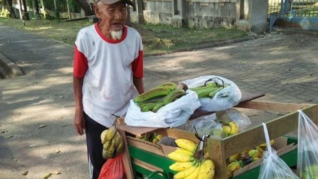 Chuyện cổ tích về ông già bán chuối ở Indonesia - Ảnh 2.