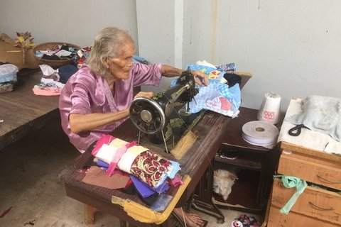 Cụ bà ngoài 90 tuổi vẫn ngồi máy khâu, miệt mài may chăn tặng người nghèo - Ảnh 1.