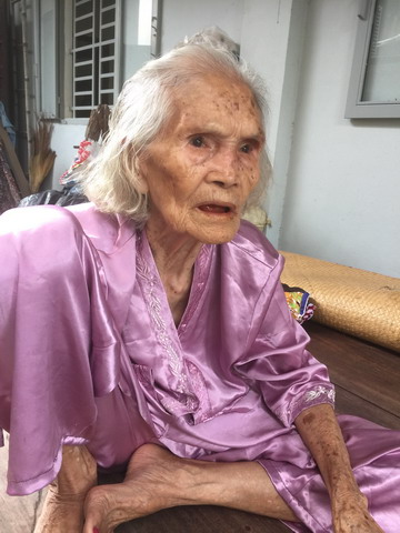Cụ bà ngoài 90 tuổi vẫn ngồi máy khâu, miệt mài may chăn tặng người nghèo - Ảnh 2.