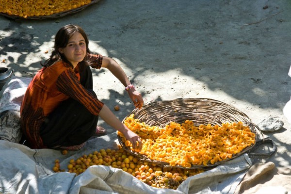 Ăn ít đi, tăng cường rau xanh, uống nước tinh khiết: Bí quyết trường thọ của bộ lạc 900 năm không có ai mắc ung thư - Ảnh 2.