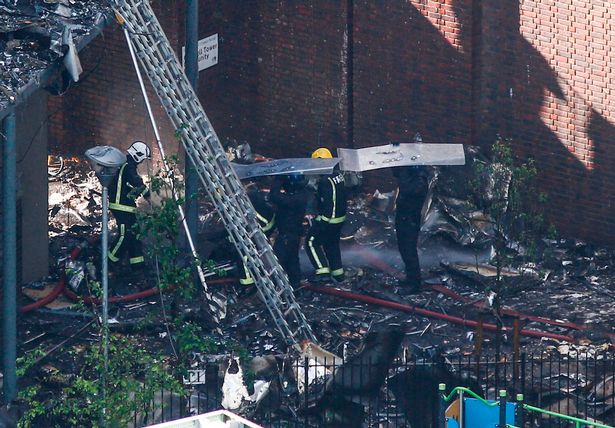Người mẹ ôm 6 con chạy từ tầng 21 xuống đất, 4 con thoát chết trong vụ cháy tại London - Ảnh 1.