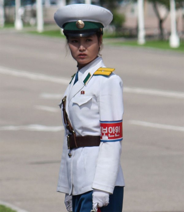 Tiêu chuẩn lạ tuyển nữ cảnh sát giao thông Triều Tiên - Ảnh 1.