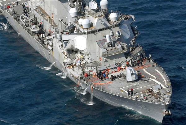 Chiến hạm Mỹ biến dạng sau vụ đâm tàu chở hàng Philippines, 7 thủy thủ mất tích - Ảnh 1.