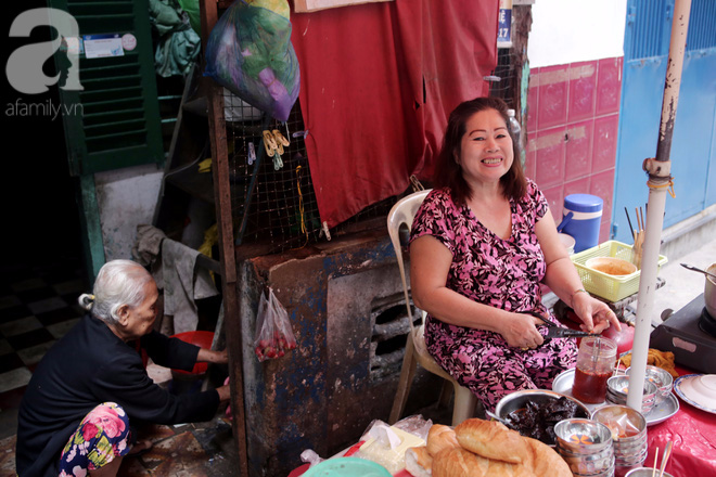  Chuyện cô Ba Sài Gòn có nụ cười giòn tan: Bán phá lấu 28 năm, nuôi 7 miệng ăn và mua nhà 3 tỷ - Ảnh 1.