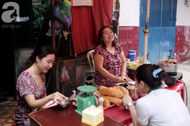  Chuyện cô Ba Sài Gòn có nụ cười giòn tan: Bán phá lấu 28 năm, nuôi 7 miệng ăn và mua nhà 3 tỷ - Ảnh 2.