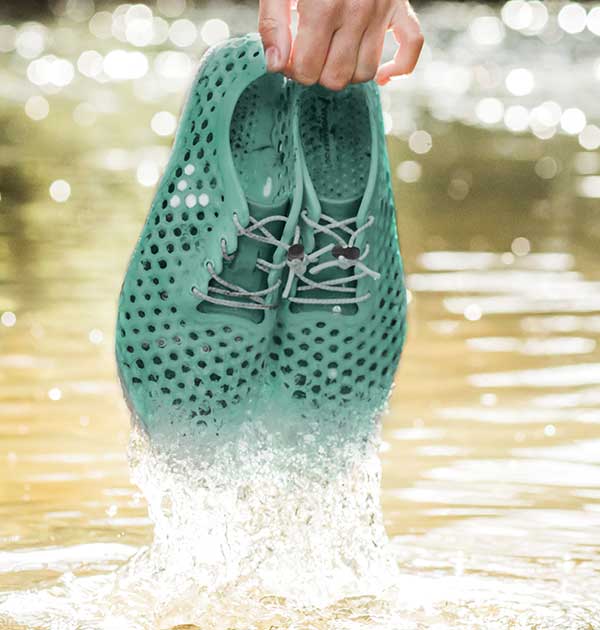 Đôi giày này sẽ là cứu cánh cho vấn nạn ô nhiễm môi trường nước trong tương lai - Ảnh 1.