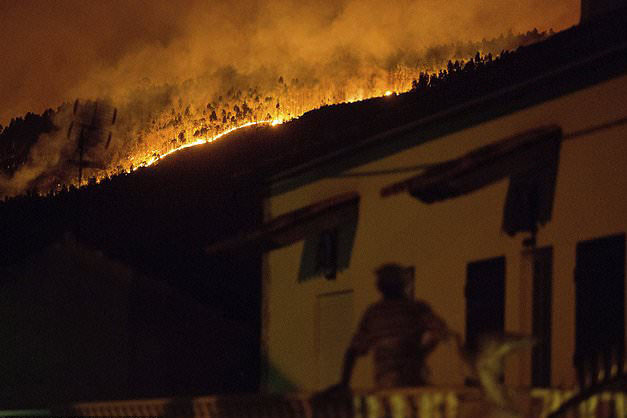 Bồ Đào Nha: Bi kịch chết cháy trong ô tô khi lửa dữ quét qua đường - Ảnh 2.
