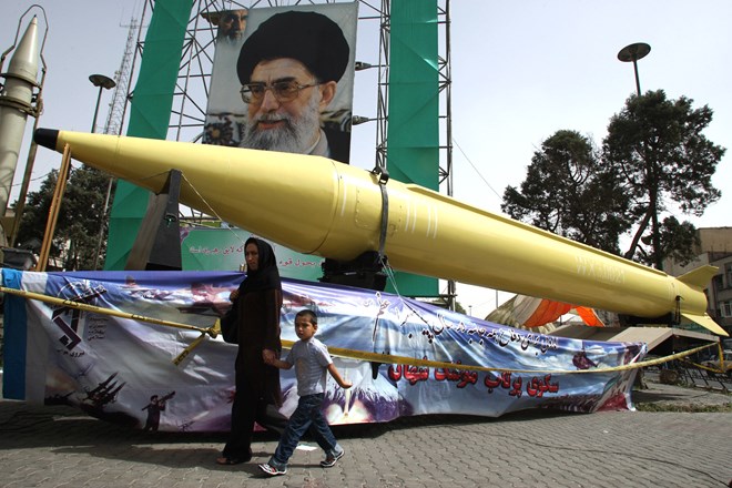 Iran nã hàng loạt tên lửa đất đối đất vào khu vực miền Đông Syria  - Ảnh 1.
