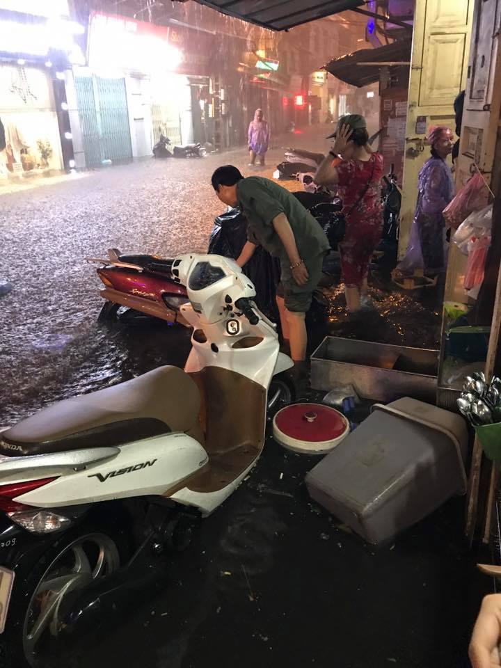 Trong tối Hà Nội mưa lớn, hành động của xe ô tô khiến bao người khốn đốn - Ảnh 2.