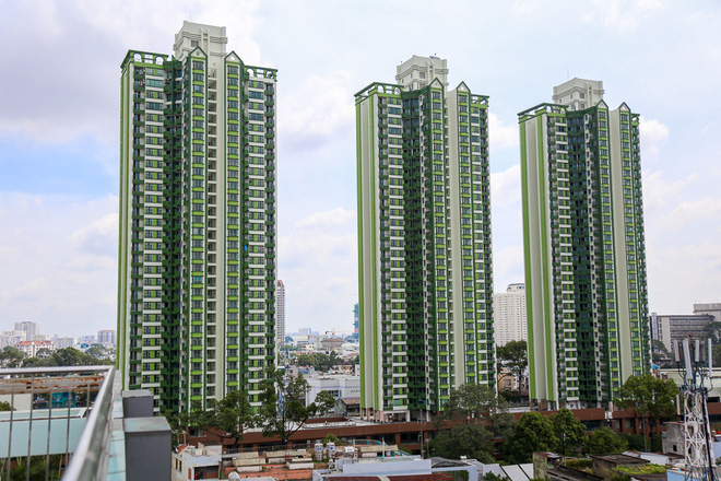 Cao ốc Thuận Kiều Plaza bỏ hoang bỗng lột xác với màu xanh lá nổi bật tại trung tâm Sài Gòn - Ảnh 2.
