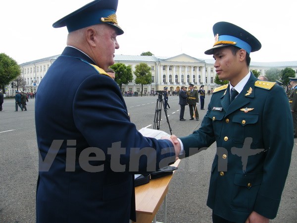Sinh viên Việt nhận bằng đỏ Trường Quân sự Phòng không của Nga - Ảnh 1.