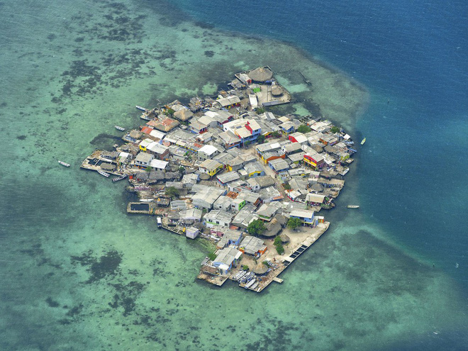 Hòn đảo chưa bằng một nửa diện tích sân bóng mà có tới 1.200 người sinh sống - Ảnh 1.