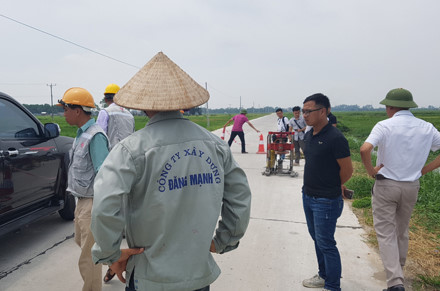 Đường “tráng xi măng trên cát”: Giám đốc Sở GTVT đến kiểm tra, nhà thầu đứng... hỗ trợ - Ảnh 2.