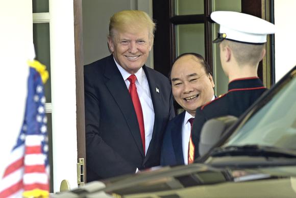 Nikkei: Liệu Việt Nam có thể “quyến rũ” một nước Mỹ chỉ thích chơi một mình? - Ảnh 1.