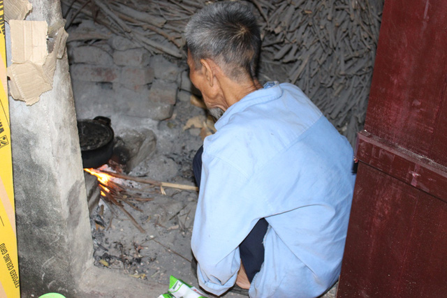 Câu chuyện cay mắt đằng sau bát cháo chim câu toàn lông ông nội nấu riêng cho cháu - Ảnh 2.