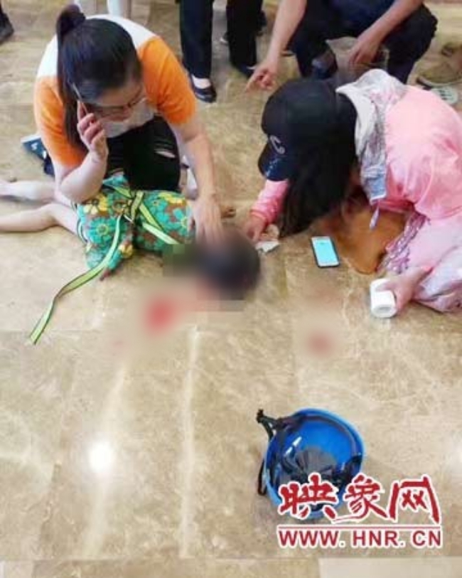Trung t&acirc;m thương mại lắp đặt tr&ograve; chơi cẩu thả, c&ocirc; b&eacute; 5 tuổi ng&atilde; trọng thương, phải chăm s&oacute;c đặc biệt - Ảnh 1.